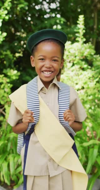 Вертикальное Видео Портрета Счастливой Африканской Девочки Саду Проводить Время Дома — стоковое видео