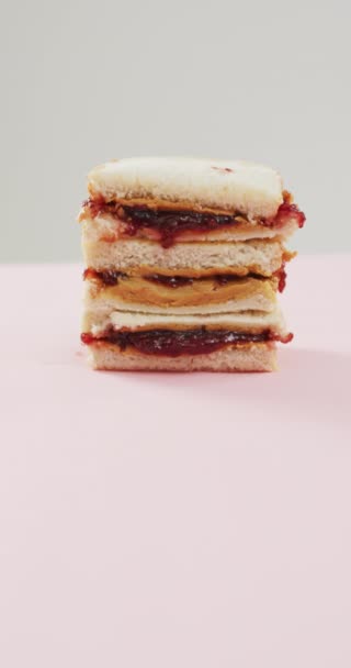 Вертикальное Видео Сэндвичей Джемом Арахисовым Маслом Продукты Питания Кулинария Еда — стоковое видео