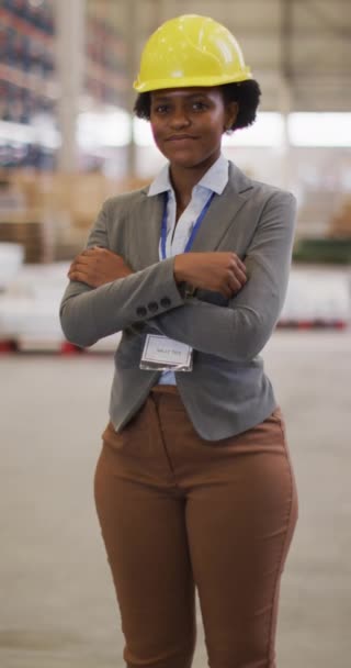 Vertikal Video Porträtt Afrikansk Amerikansk Kvinnlig Arbetare Med Hjälm Lager — Stockvideo