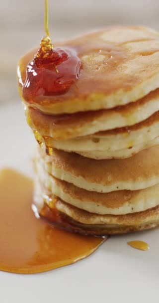 Video Vertikal Dari Sirup Maple Dituangkan Tumpukan Pancake Gaya American — Stok Video