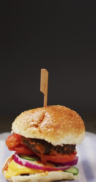 Vertikální Video Čerstvého Domácího Hamburgeru Salátem Šedém Pozadí Čerstvé Domácí — Stock video