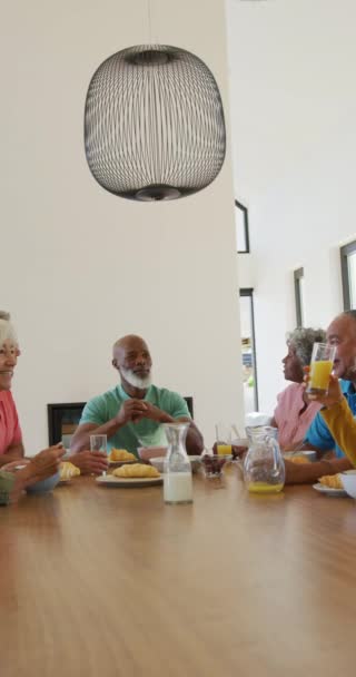 Senkrechtes Video Von Fröhlichen Senioren Freunden Während Des Frühstücks Aktiver — Stockvideo