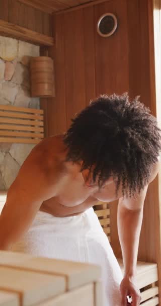 在健康温泉桑拿浴室里 一个身穿毛巾放松的白人男子的垂直录像 健康和包容性概念 — 图库视频影像