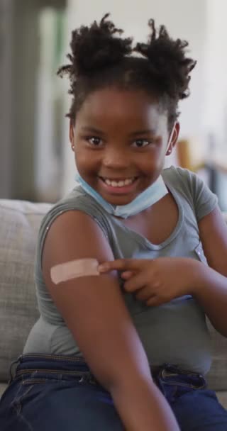 Koronavirüs Aşısından Sonra Kolunda Alçı Olan Gülümseyen Afrikalı Amerikalı Bir — Stok video