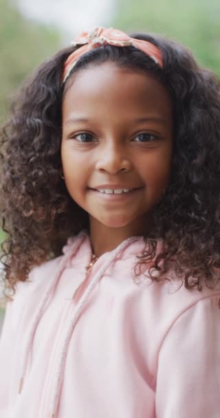Κάθετο Βίντεο Πορτραίτο Του Χαρούμενου Αφροαμερικανού Κοριτσιού Μακριά Σγουρά Μαλλιά — Αρχείο Βίντεο