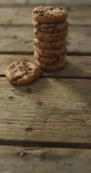 Video Verticale Pila Biscotti Con Gocce Cioccolato Sfondo Legno Alimenti — Video Stock
