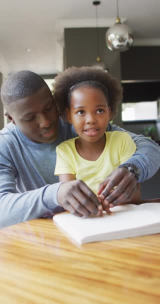 Κατακόρυφο Βίντεο Αφροαμερικανό Πατέρα Και Κόρη Προβλήματα Όρασης Διαβάζουν Μπράιγ — Αρχείο Βίντεο