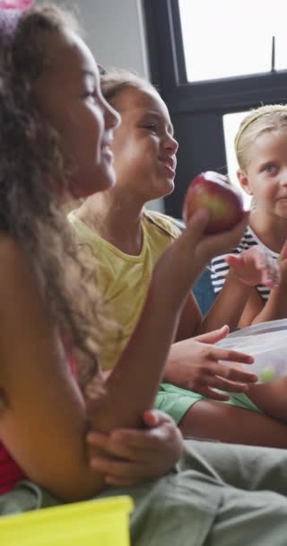 Вертикальне Відео Щасливих Різноманітних Школярок Які Їдять Школі Школа Освіта — стокове відео