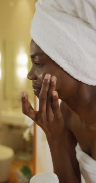 Verticale Video Van Lachende Afro Amerikaanse Vrouw Die Handdoek Draagt — Stockvideo