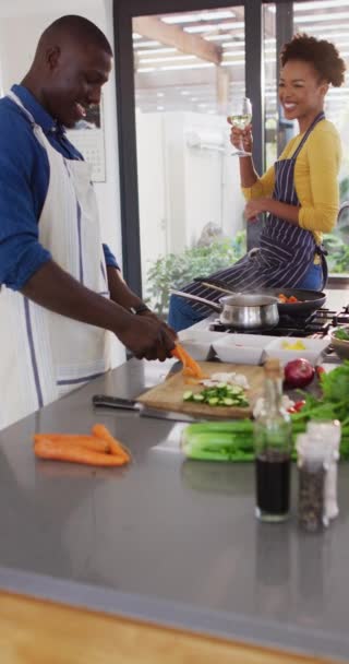 Vídeo Vertical Una Feliz Pareja Afroamericana Cocinando Juntos Bebiendo Vino — Vídeo de stock
