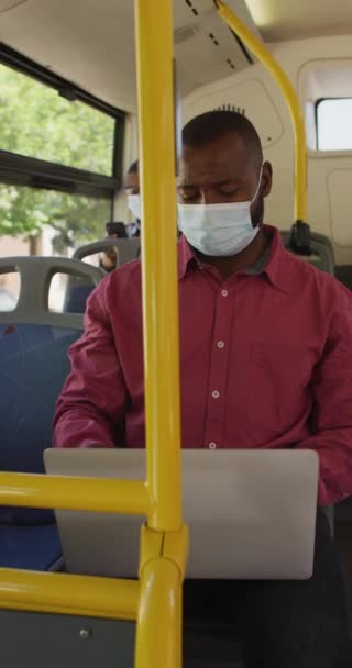 Vertikales Video Von Zwei Afrikanisch Amerikanischen Männern Mit Mundschutz Bus — Stockvideo