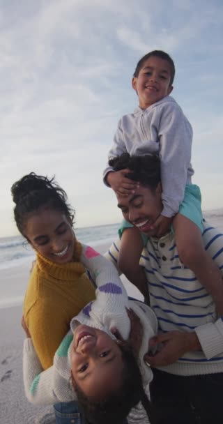 Вертикальне Відео Щасливої Сім Обіймається Сонячним Пляжем Здоровий Активний Час — стокове відео