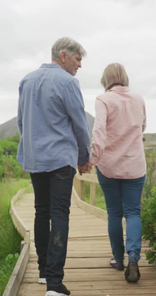 Kırsal Kesimde Tahta Kaldırımda Ele Tutuşan Mutlu Kafkasyalı Yaşlı Çiftin — Stok video