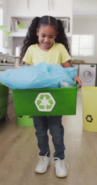 Vertikální Video Portrétem Šťastné Biraciální Dívky Recyklační Krabicí Hledící Kamery — Stock video