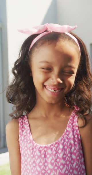 Mutlu Afrikalı Amerikalı Bir Kızın Güneş Işığında Evinin Önünde Gülümseyişinin — Stok video