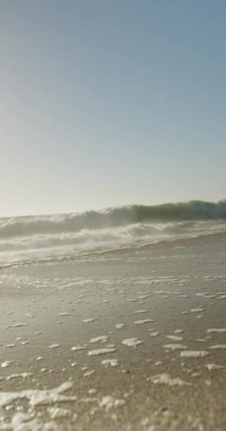 Вертикальне Відео Моря Хвилями Блакитним Небом Сонячному Пляжі Вільний Час — стокове відео