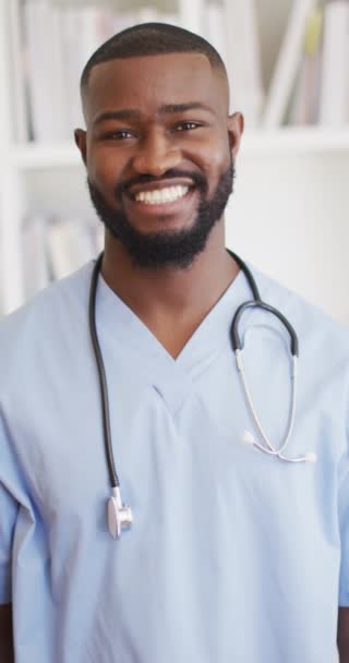 Вертикальне Відео Щасливого Африканського Лікаря Чоловічої Статі Який Дивиться Камеру — стокове відео