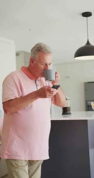 Κάθετη Λήψη Ενός Ηλικιωμένου Καυκάσου Πίνει Καφέ Και Χρησιμοποιεί Smartphone — Αρχείο Βίντεο