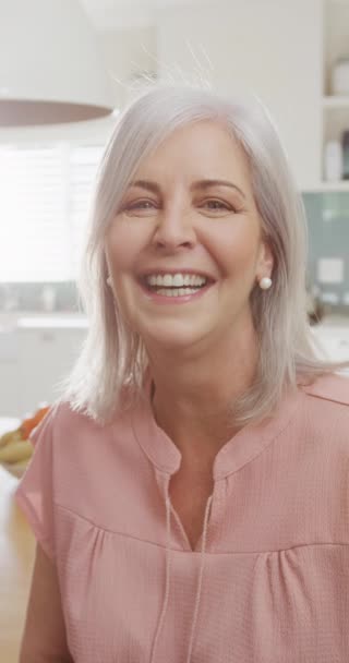 Pionowy Portret Szczęśliwej Starszej Białej Kobiety Uśmiechniętej Kamery Kuchni Szczęście — Wideo stockowe