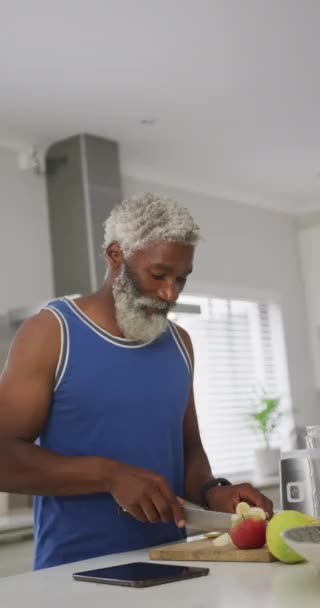 Κατακόρυφο Βίντεο Ενός Ηλικιωμένου Αφροαμερικανού Που Ετοιμάζει Πρωινό Στο Σπίτι — Αρχείο Βίντεο