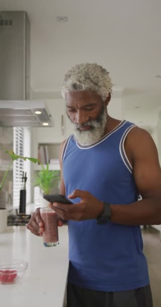 Verticale Video Van Senior Afro Amerikaanse Man Met Smartphone Thuis — Stockvideo