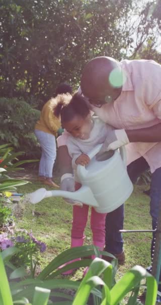 Pionowe Wideo Szczęśliwej Afrykańskiej Rodziny Ogrodzie Spędzanie Czasu Rodziną Domu — Wideo stockowe