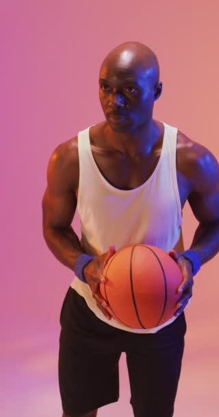 Вертикальне Відео Африканського Американського Баскетболіста Який Кидає Рожеве Тло Спорт — стокове відео