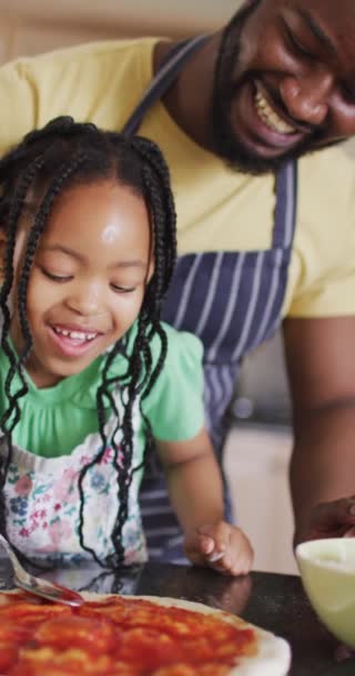 Vidéo Verticale Père Fille Afro Américains Heureux Faisant Des Pizzas — Video