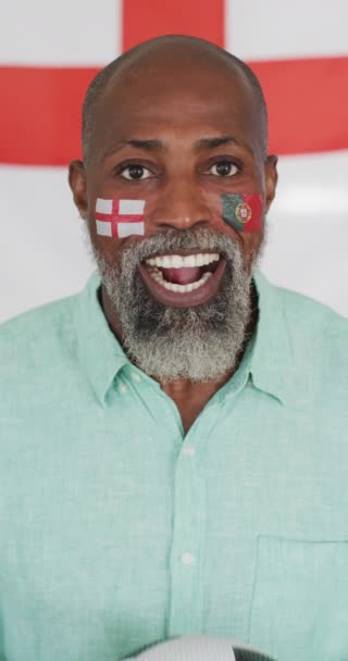 关于快乐的非洲裔美国人的垂直视频 他拿着英国国旗 带着葡萄牙式的欢呼 足球迷和情感概念 — 图库视频影像