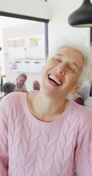 Video Verticale Felice Donna Caucasica Anziana Che Sorride Alla Telecamera — Video Stock