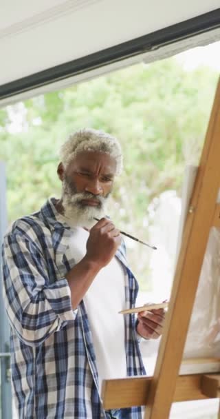 Verticale Video Van Senior Afro Amerikaanse Man Die Thuis Schildert — Stockvideo