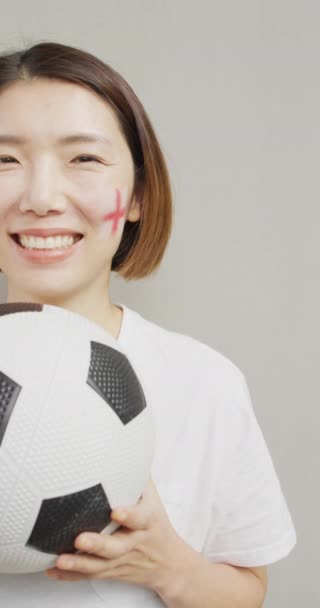 Vertikal Video Glad Asiatisk Kvinna Som Håller Fotboll Med Flagga — Stockvideo