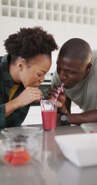 Függőleges Videó Boldog Afro Amerikai Párról Akik Egy Pohárból Isznak — Stock videók