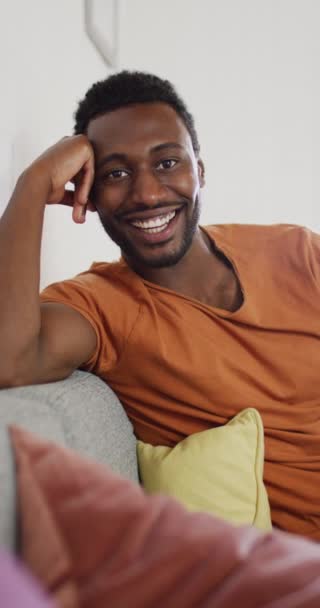 Vertikal Video Porträtt Lycklig Afrikansk Amerikan Man Tittar Kameran Och — Stockvideo