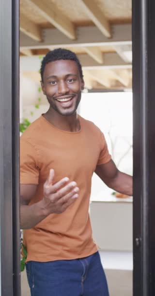 Κατακόρυφο Βίντεο Ενός Χαρούμενου Αφροαμερικανού Που Στέκεται Στην Πόρτα Και — Αρχείο Βίντεο