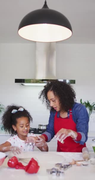 Вертикальний Знімок Афро Американської Матері Дочки Печуть Печиво Кухні Використовуючи — стокове відео