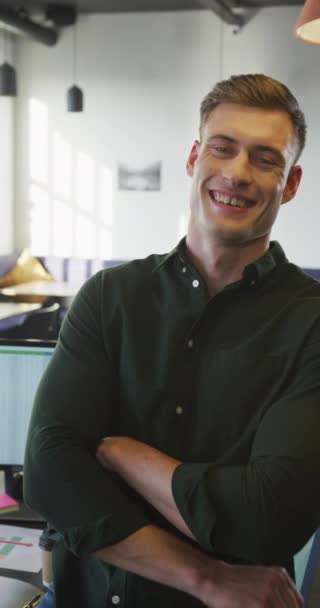 Vídeo Vertical Retrato Empresário Caucasiano Feliz Olhando Para Câmera Escritório — Vídeo de Stock