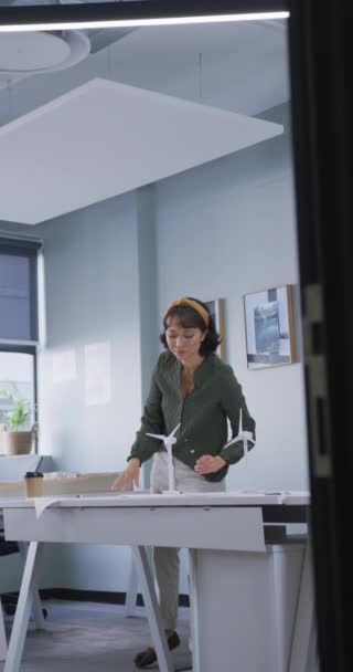 亚洲女商人与办公室模特合作的垂直录像 在现代化的办公室工作 — 图库视频影像