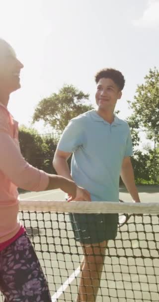 테니스 라켓을 남성의 스포츠 활기찬 테니스 트레이닝 — 비디오