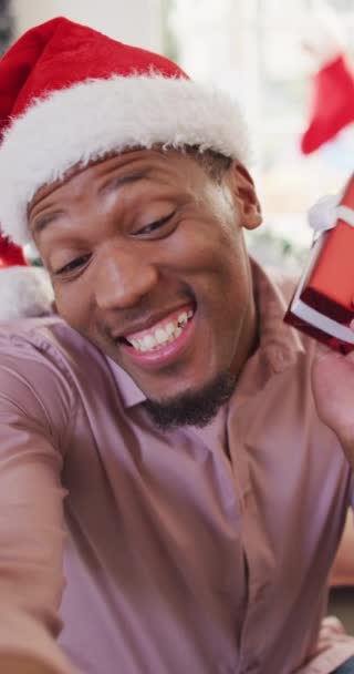 Pionowe Wideo Portretem Szczęśliwego Afrykanina Amerykanina Kapeluszu Mikołaja Dzwoniącego Wideo — Wideo stockowe