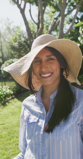 Retrato Vídeo Vertical Mulher Biracial Feliz Usando Chapéu Sol Sorrindo — Vídeo de Stock