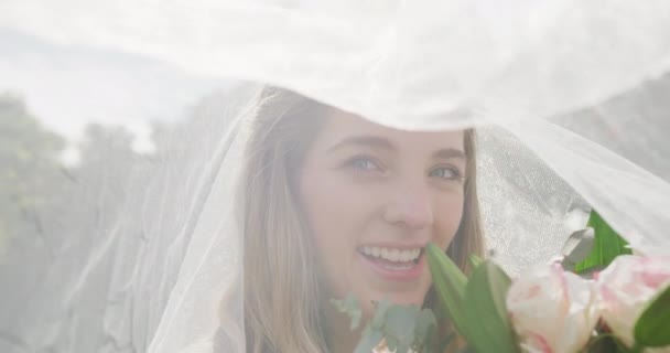 Портрет Щасливої Білої Жінки Завісою Сонячний День Весіллі Зовнішнє Весілля — стокове відео