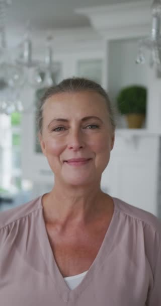 Pionowe Wideo Portretem Szczęśliwej Starszej Białej Kobiety — Wideo stockowe