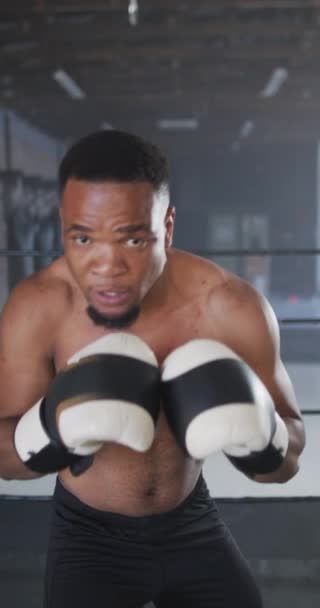 ジムでのアフリカ系アメリカ人ボクシングの垂直ビデオ アクティブ フィット スポーティーで健康的なライフスタイル ジムのコンセプトでの運動 — ストック動画