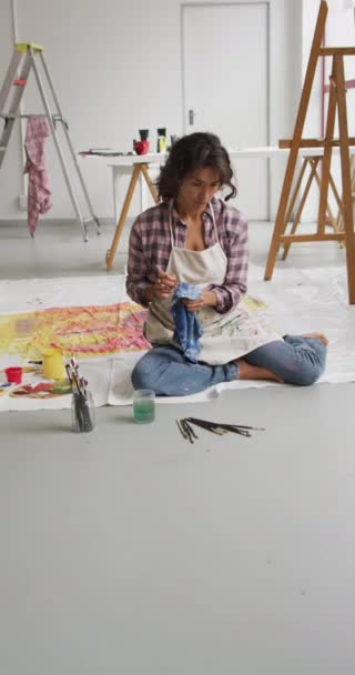 演播室地板上的白色女性艺术家绘画的垂直视频 手工艺 创意和创作过程概念 — 图库视频影像