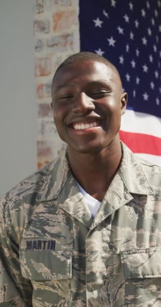 Vertikales Videoporträt Eines Glücklichen Afrikanisch Amerikanischen Soldaten Uniform Vor Amerikanischer — Stockvideo