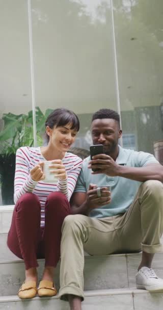 在家里用智能手机拍摄的不同类型的快乐夫妻的垂直视频 家庭在家庭和身体上共同度过的时光 — 图库视频影像