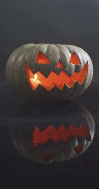 Vidéo Verticale Fermeture Citrouille Halloween Sculptée Éclairée Sur Fond Gris — Video