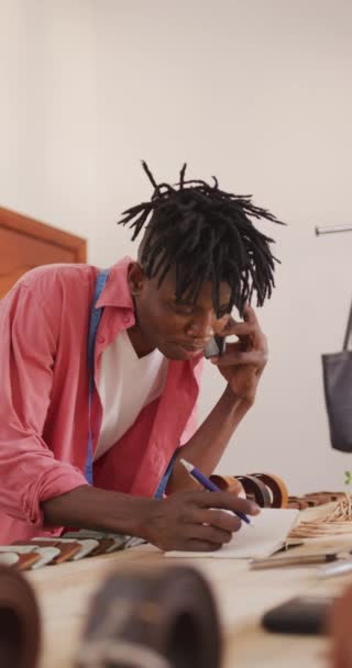 Afrika Kökenli Mutlu Bir Amerikalı Deri Ustasının Atölyede Telefonla Konuşurken — Stok video