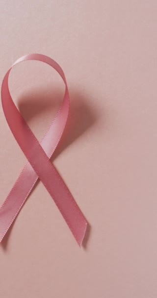 Pionowe Wideo Różowej Wstążki Różowym Tle Koncepcja Zdrowia Profilaktyki Medycyny — Wideo stockowe